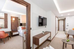 TV a/nebo společenská místnost v ubytování Sherry Suites Karaköy