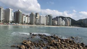 Foto da galeria de Praia das Astúrias - WI-FI e AR CONDICIONADO NOS QUARTOS no Guarujá