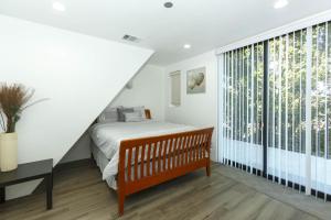 Cama o camas de una habitación en 2Nd Story Masterpiece In Venice Beach Home
