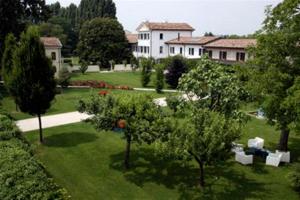 an aerial view of a yard with trees and a house at Agriturismo Fossa Mala in Fiume Veneto