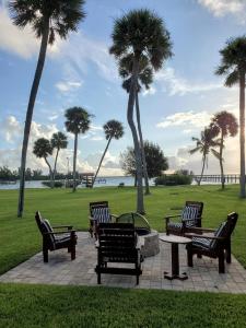 a group of benches in a park with palm trees at Island View Cottages Sebastian in Sebastian