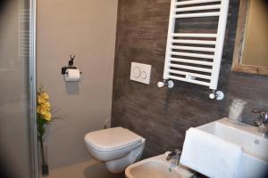 A bathroom at La Molinela B&B Még 32 kép