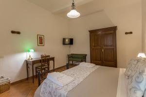 Datini Apartment في براتو: غرفة نوم بسرير وطاولة وكراسي