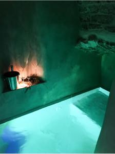 uma banheira com lareira num quarto em Suite Mazzini con piscina em Ostuni