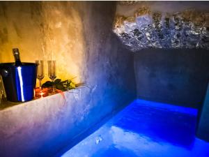 uma casa de banho com uma banheira azul e um balde em Suite Mazzini con piscina em Ostuni