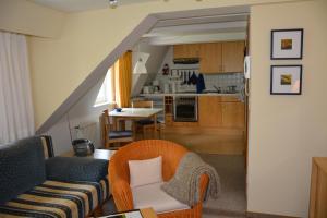 a living room with a couch and a kitchen at Verlegerhaus Seiffen in Seiffen