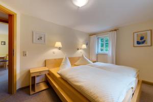 1 dormitorio con cama, escritorio y ventana en Verlegerhaus Seiffen en Kurort Seiffen