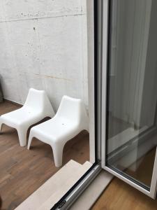 アヴェイロにあるAveiro White Studiosの白い椅子2脚