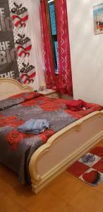 un letto in una stanza con copriletto di Casa Leida a Bordighera