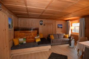 sala de estar con sofá y mesa en Ferienwohnungen Momo en Elbigenalp