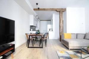 un soggiorno con tavolo e divano di SunSet Bastian Apartment a San Sebastián