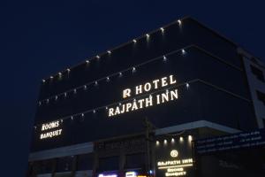 een gebouw met 's nachts lichten erop bij HOTEL RAJPATH INN in Mahesāna
