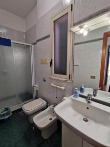 A bathroom at Mondello Vista Mare