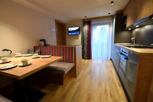 A kitchen or kitchenette at Haus Hubertus