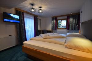 A bed or beds in a room at Haus Hubertus