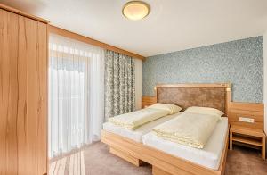 A bed or beds in a room at Haus Hubertus