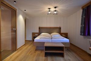 A bed or beds in a room at Haus Hubertus