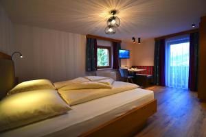 A bed or beds in a room at Haus Hubertus