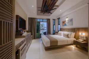 sypialnia z dużym łóżkiem i telewizorem w obiekcie Hotel Ocean Grand at Hulhumale w mieście Hulhumale