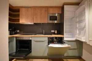 A kitchen or kitchenette at Haus Hubertus