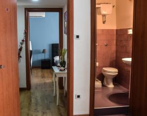 Koupelna v ubytování Hotel Kennedy + 37 fotografií