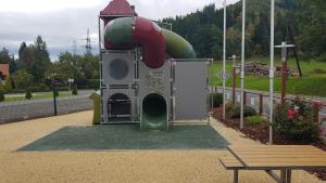 una pequeña casa de juegos para niños en un parque en KM Hotel Murtal, en Knittelfeld