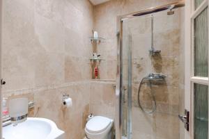 A bathroom at 2 bedroom modern apartment on historic Marylebone Lane 