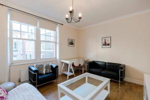 A seating area at 2 bedroom modern apartment on historic Marylebone Lane 