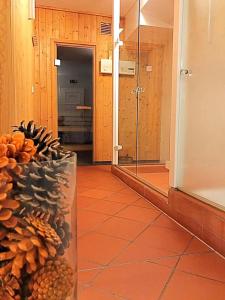 a room with a vase of pineapples on the floor at Hotel Villa Viktoria Luise in Blankenburg