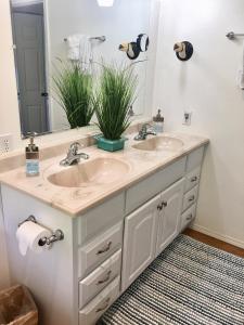 Un baño con dos lavabos y un espejo grande. en The big house - 30 days, en Kailua-Kona