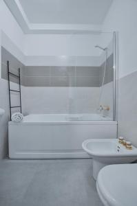 baño blanco con bañera y aseo en Giorgia Tassi Affittacamere en Comunanza