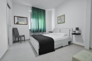 1 dormitorio con 1 cama y cortina verde en Giorgia Tassi Affittacamere en Comunanza