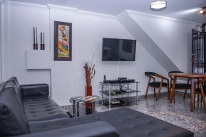 Apartment Carrera 301 في ميديلين: غرفة معيشة مع أريكة وطاولة