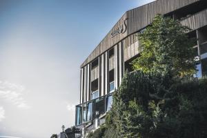 塞尔瓦迪加尔代纳山谷Hotel Chalet S - Dolomites Design - adults recommended的一栋前面有棵树的建筑物