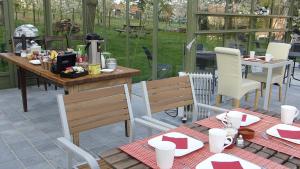a patio with a table and chairs and a table and chairs at B&B Casa de Paja in Sint-Truiden