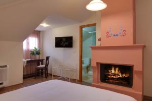 TV a/nebo společenská místnost v ubytování Xani Hotel