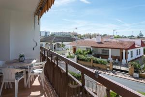 balcón con mesa, sillas y vistas en Apartamento Lince en Matalascañas