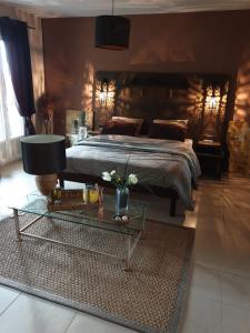 a bedroom with a bed and a table with a coffee table sidx sidx at Paradis Oriental in Chaulgnes