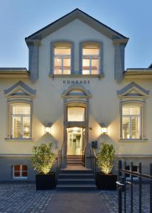 a building with a sign on the front of it at Konrads Limburg - Hotel & Gästehaus in Limburg an der Lahn