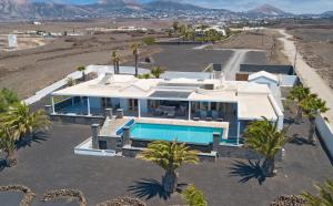 Bazén v ubytovaní Villa Luna Mar - Magnificent Sea Views - Private Pool - Hot Tub alebo v jeho blízkosti
