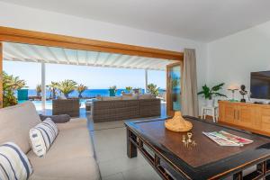 sala de estar con vistas al océano en Villa Luna Mar en Puerto Calero