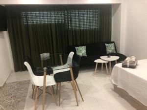 een woonkamer met een bank, stoelen en een tafel bij Apartamento City & Sun in Alicante