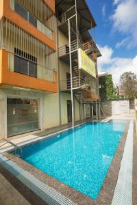 una piscina di fronte a un edificio di City Palace Resort a Lonavala