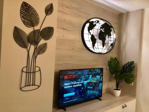 TV a/nebo společenská místnost v ubytování Charta Appartement