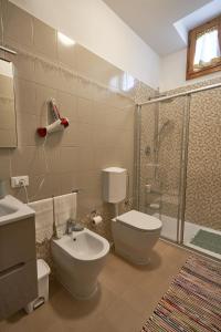 y baño con aseo, lavabo y ducha. en ZENZERO E CANNELLA, en Empoli