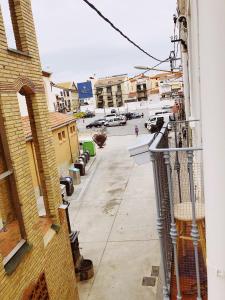 een balkon met uitzicht op een straat bij Central Market Apartment in Calella