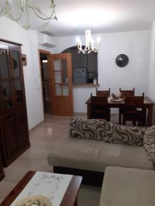 ein Wohnzimmer mit Sofa und Tisch in der Unterkunft 29 Calle Cártama in La Cala de Mijas