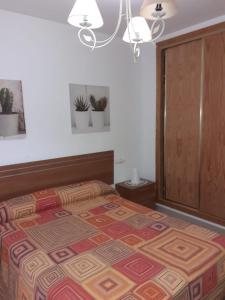 ラ・カラ・デ・ミハスにある29 Calle Cártamaのベッドルーム1室(ベッド1台付)