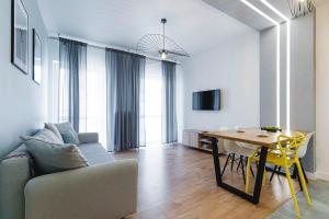 Televízia a/alebo spoločenská miestnosť v ubytovaní Grand Apartament