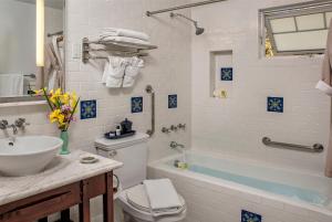 uma casa de banho com um lavatório, um WC e uma banheira em The Avalon Hotel in Catalina Island em Avalon